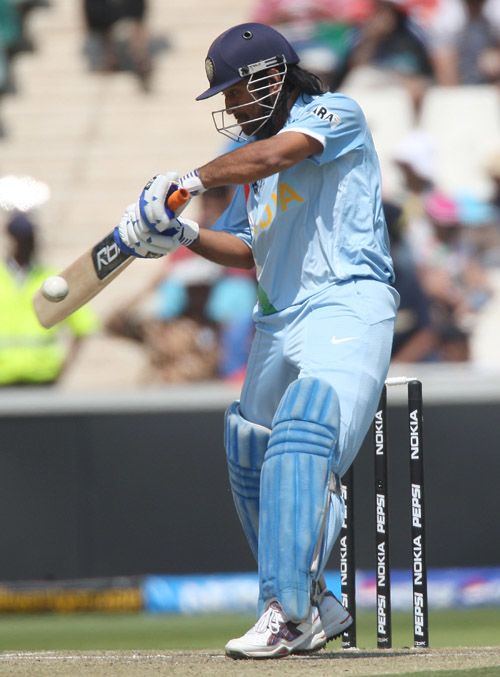 Mahendra Singh Dhoni prepares to cut | ESPNcricinfo.com