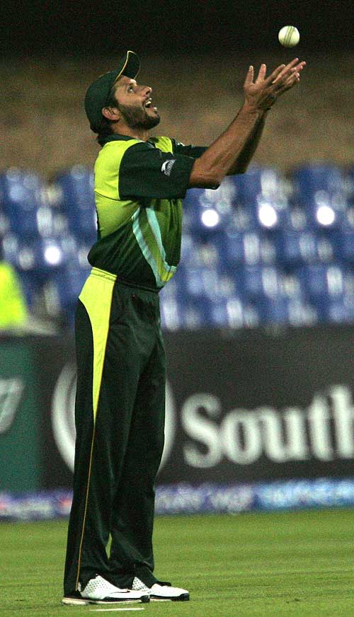 Shahid Rid Shahid Afridi takes the catch to get rid of Jehan Mubarak ...
