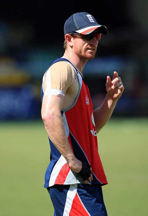 Paul Collingwood trains with his injured shoulder bandaged