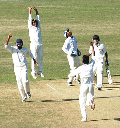 Yasin Arafat takes the wicket of Sylhet's Sharifullah | ESPNcricinfo.com