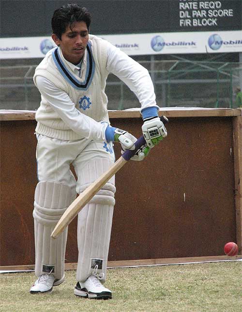 Adnan Akmal gets some batting practice with play held up | ESPNcricinfo.com