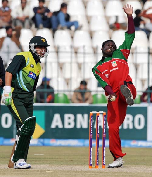 Tawanda Mupariwa in his delivery stride | ESPNcricinfo.com