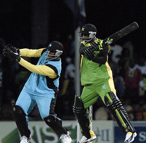 Xavier Marshall cuts one to the boundary