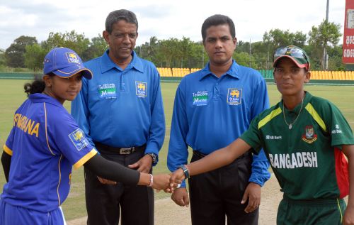 Shashikala Siriwardene and Salma Khatun at the toss