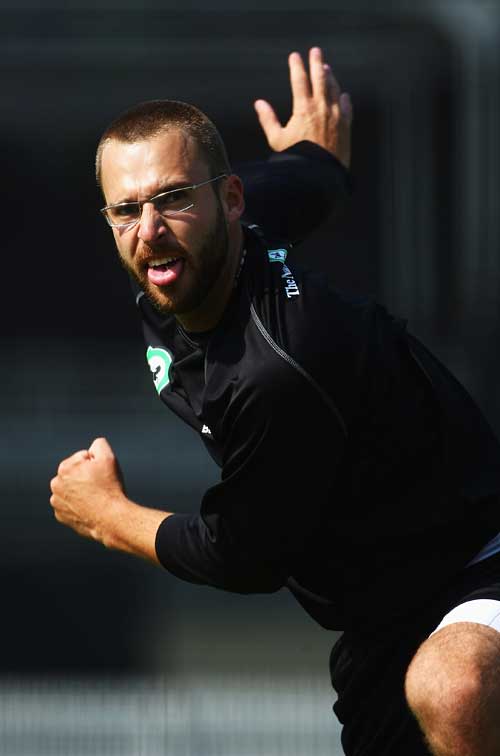 Daniel Vettori tests out his injured finger in the nets | ESPNcricinfo.com