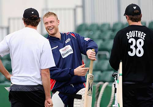 Andrew Flintoff has a chat with Kyle Mills and Tim Southee ...