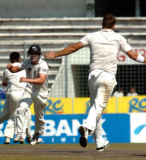 Daniel Flynn runs in to congratulate Daniel Vettori on taking Tamim ...