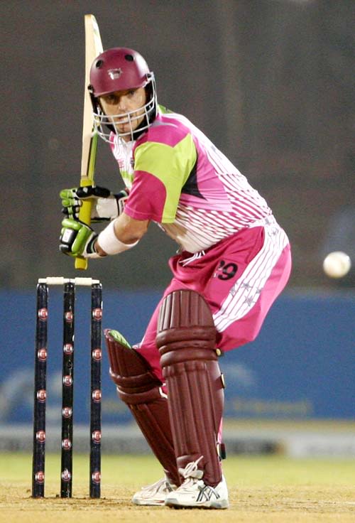 Ian Harvey Concentrates On The Incoming Delivery Espncricinfo