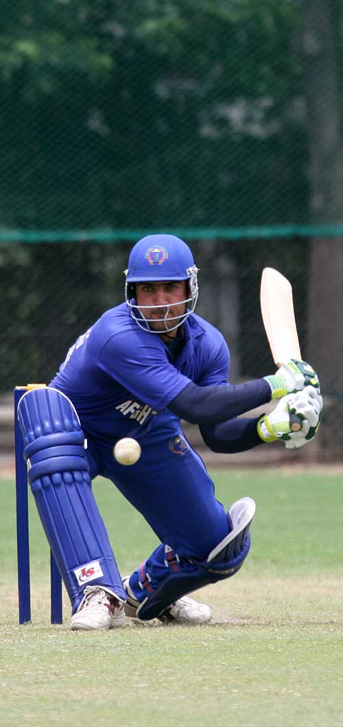 Samiullah Shenwari brings out the reverse sweep