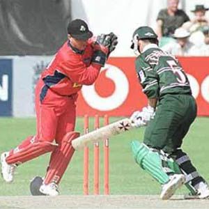 Warren Hegg stumps out Leatherdale | ESPNcricinfo.com