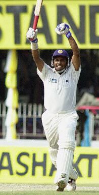 Hashan Tillakaratne acknowledges the crowd after completing his nineth ...